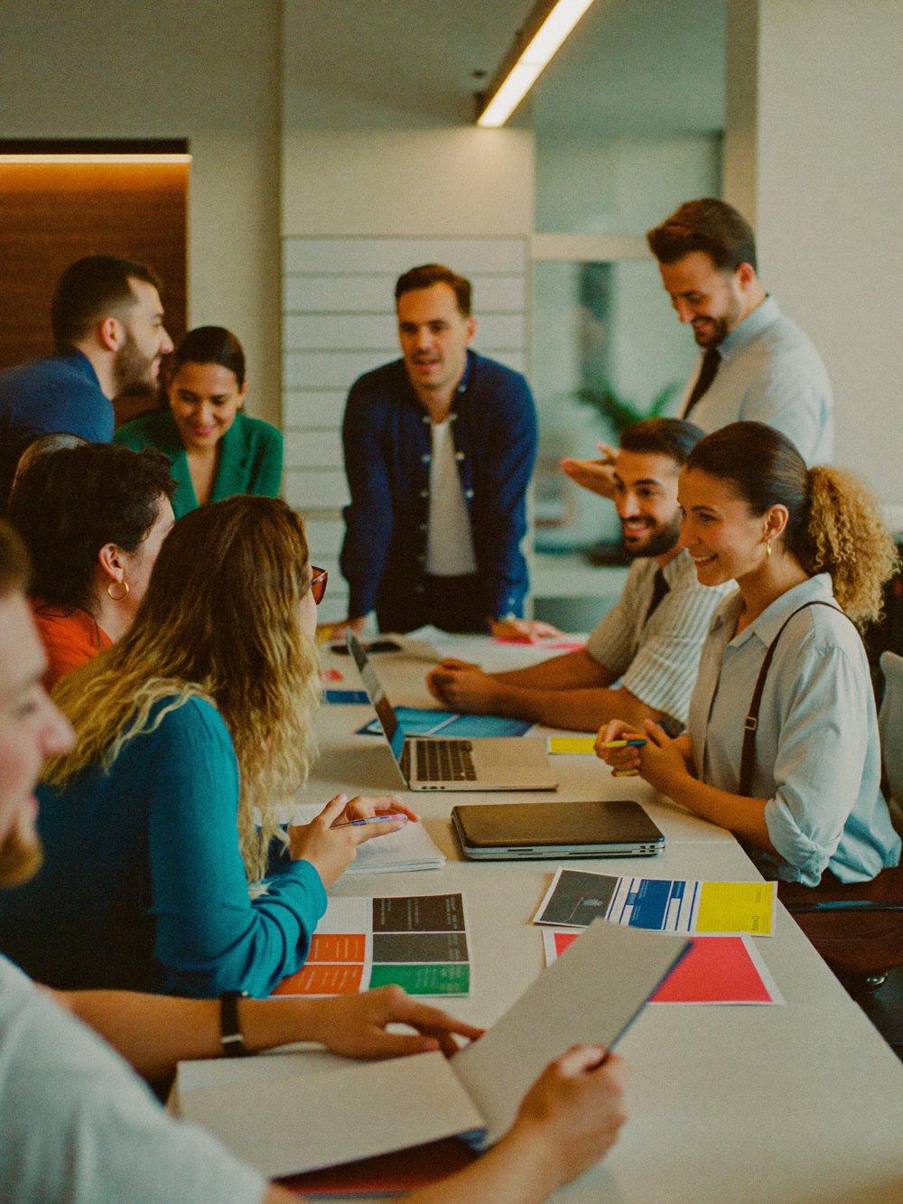 Profissional de uma PME em ambiente de trabalho colaborativo