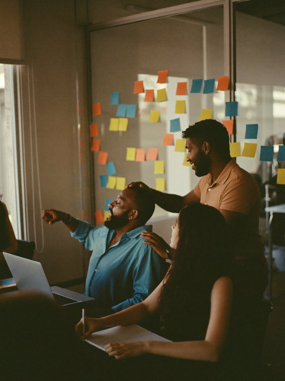 Equipe de uma PME em workshop de inovação, com post-its de ideias
