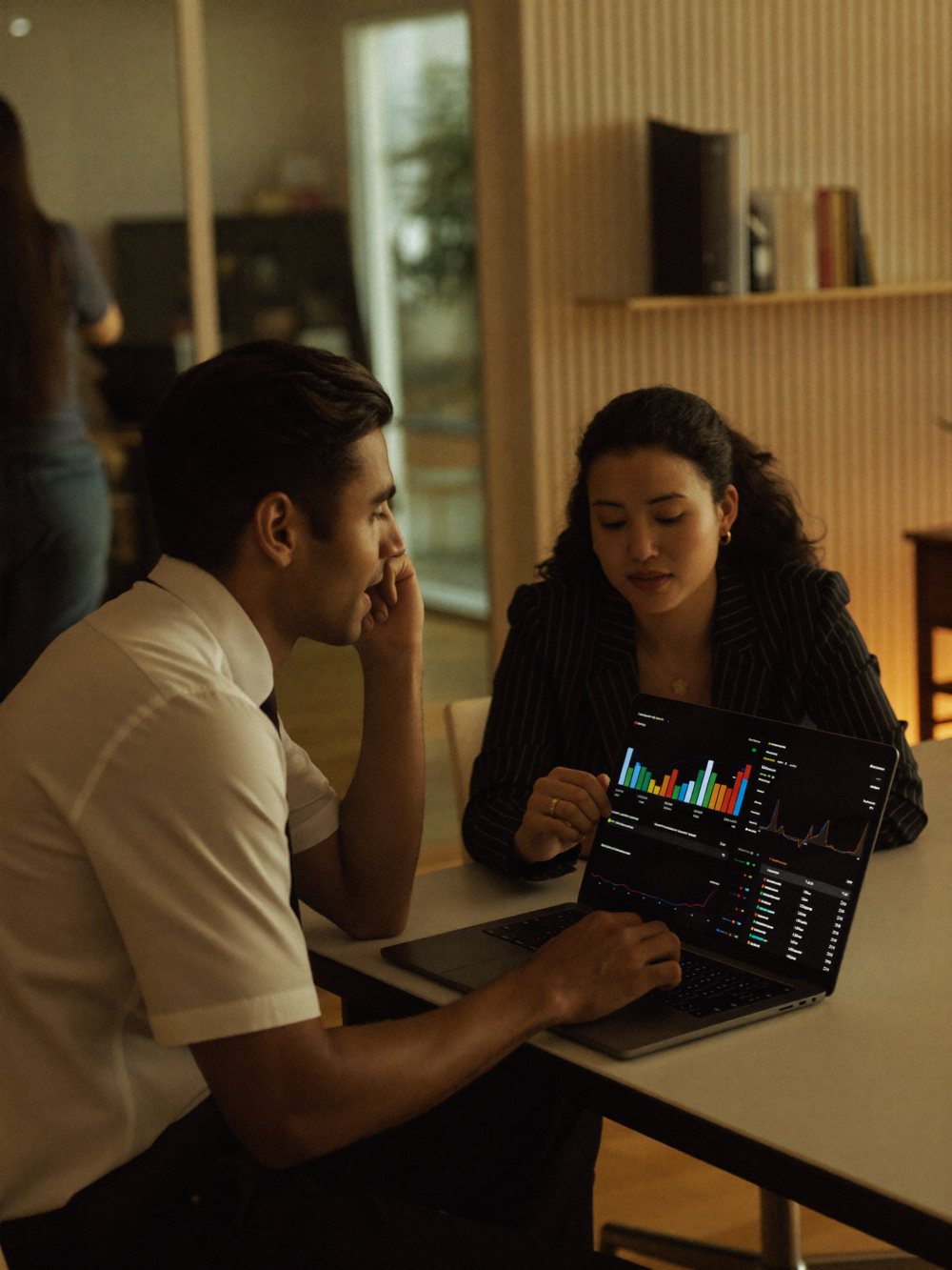 Time da PME analisando indicadores de inovação em um dashboard