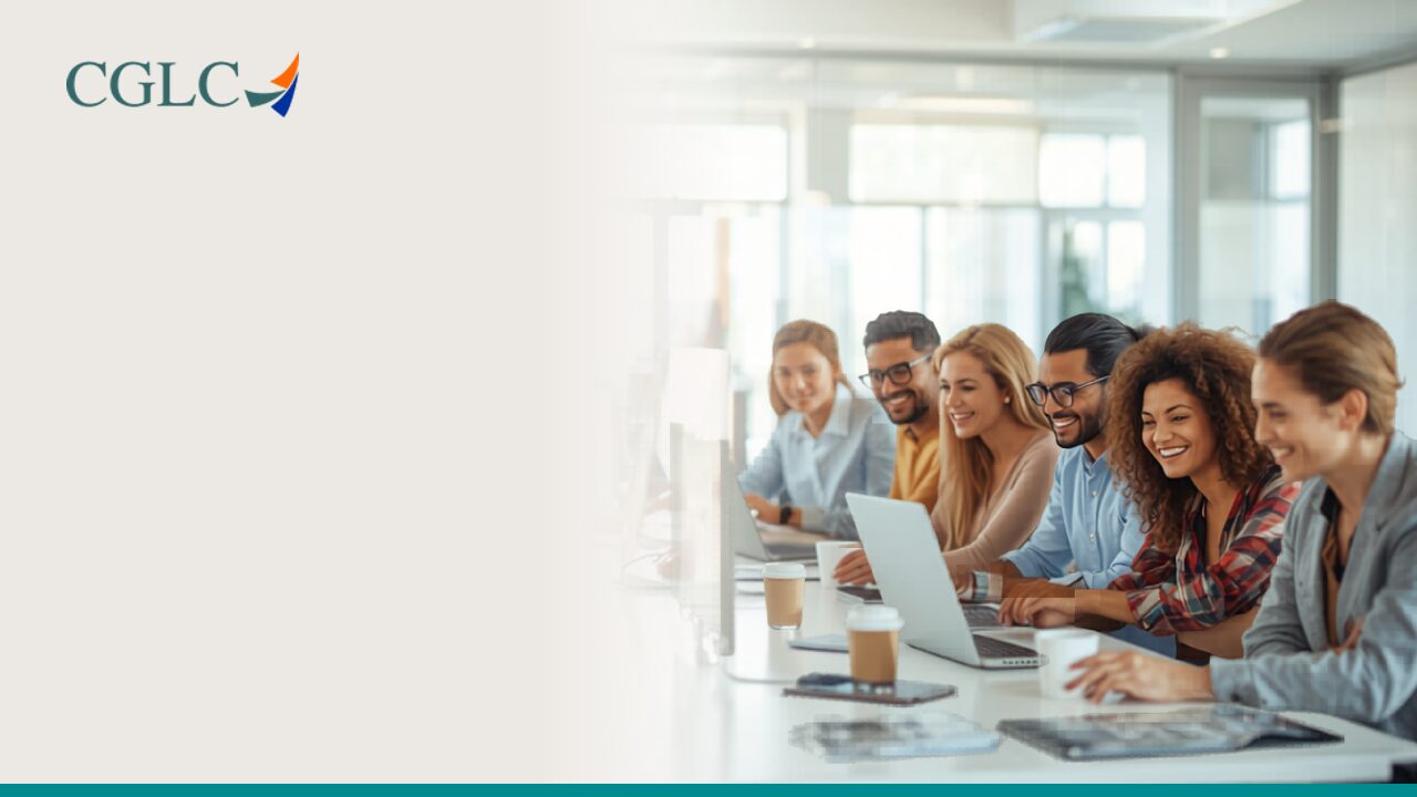 Equipe trabalhando de forma produtiva em um escritório iluminado