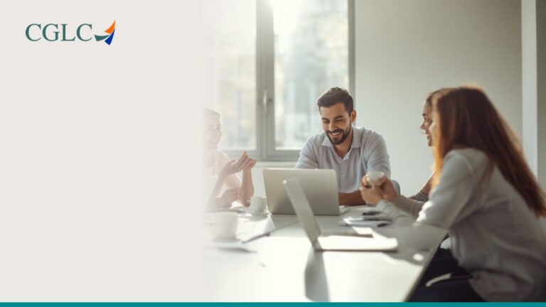 Equipe de PME planejando a implementação de inovação com laptops