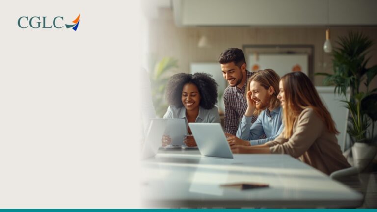 Equipe de uma PME colaborando em clima de inovação no escritório