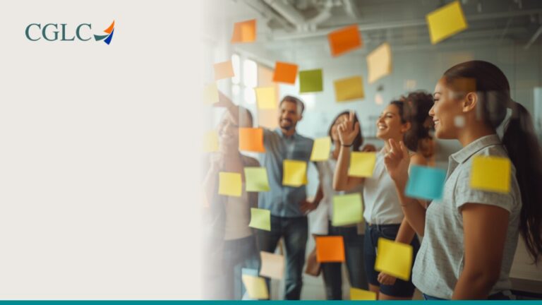 Equipe colaborando com post-its coloridos em um quadro de vidro, aplicando design thinking