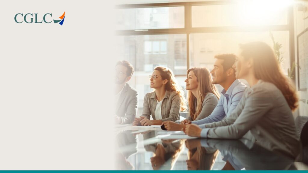 Equipe de uma empresa em reunião de planejamento de metas e OKRs em um escritório claro