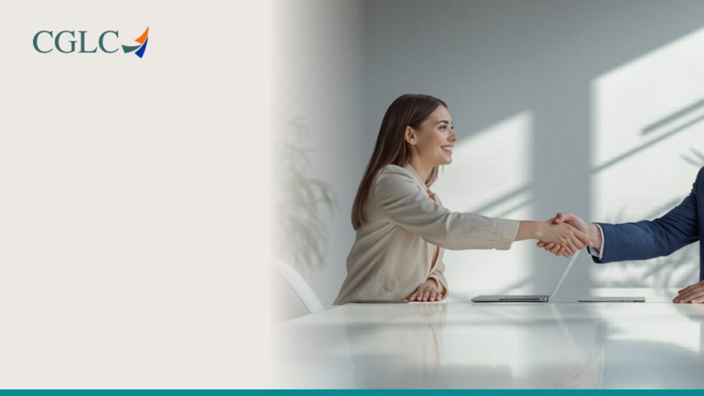 Aperto de mãos em uma entrevista de emprego, ilustrando recrutamento e seleção