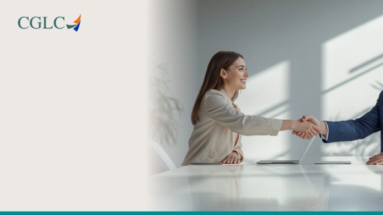 Aperto de mãos em uma entrevista de emprego, ilustrando recrutamento e seleção