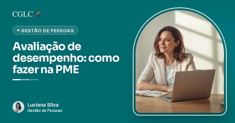 Gestora e colaborador em uma conversa de avaliação de desempenho em um escritório claro