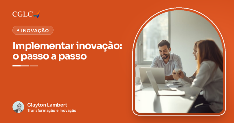 Equipe de PME planejando a implementação de inovação com laptops