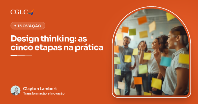 Equipe colaborando com post-its coloridos em um quadro de vidro, aplicando design thinking