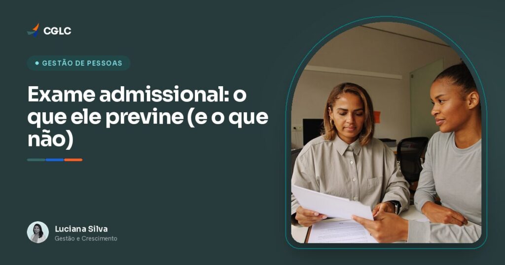 Duas profissionais de RH analisando documentos de admissão em um escritório de pequena empresa