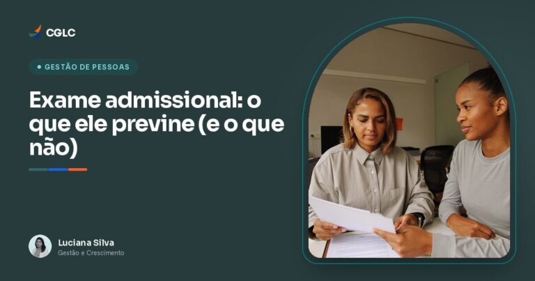 Duas profissionais de RH analisando documentos de admissão em um escritório de pequena empresa