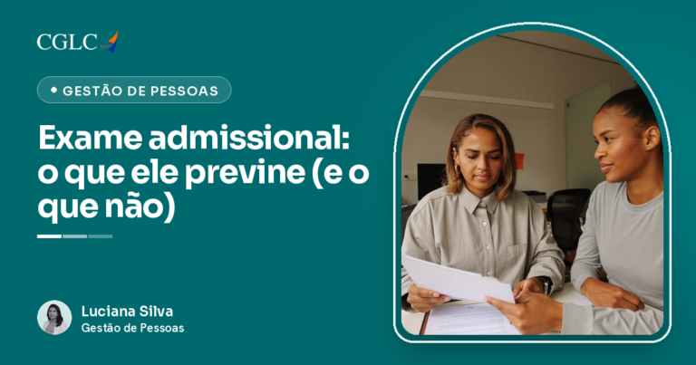 Duas profissionais de RH analisando documentos de admissão em um escritório de pequena empresa