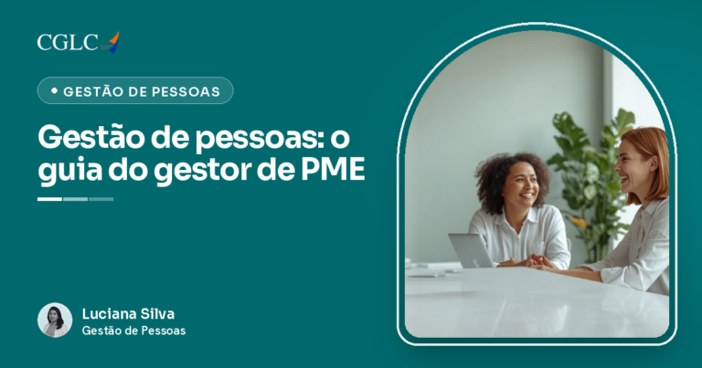 Equipe conversando com a liderança em um escritório, ilustrando gestão de pessoas