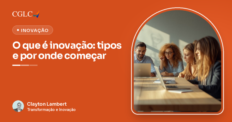 Profissionais de uma pequena empresa discutindo ideias em reunião