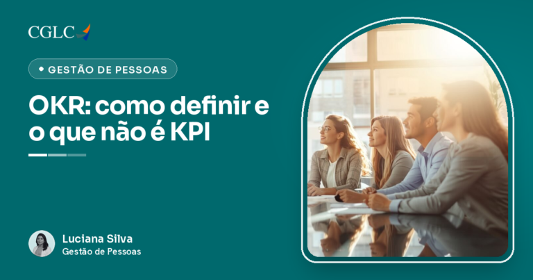 Equipe de uma empresa em reunião de planejamento de metas e OKRs em um escritório claro