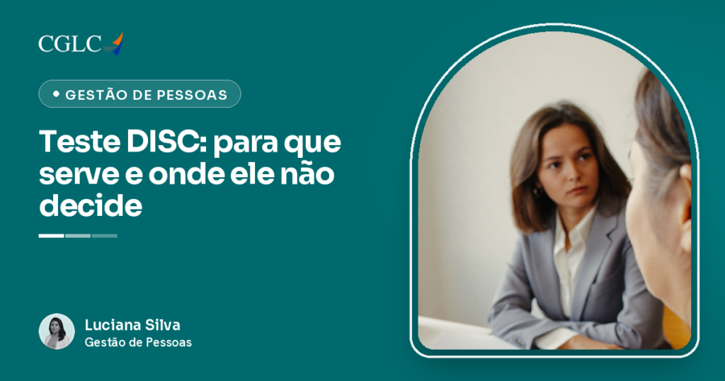 Capa do artigo com o título Teste DISC: para que serve e onde ele não decide, ao lado da foto de uma profissional numa conversa de entrevista, e a assinatura de Luciana Silva