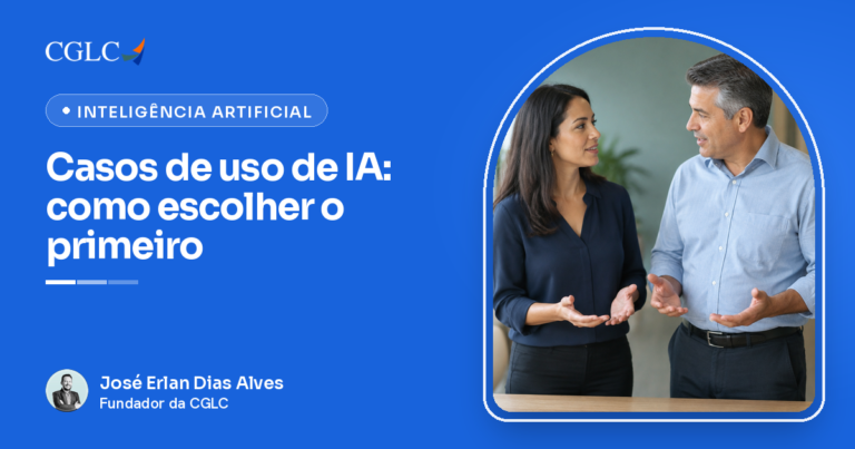 Mulher de blusa azul-marinho e homem grisalho de camisa azul-clara, em pé num escritório, conversando de frente um para o outro com as mãos abertas, como quem pondera duas opções