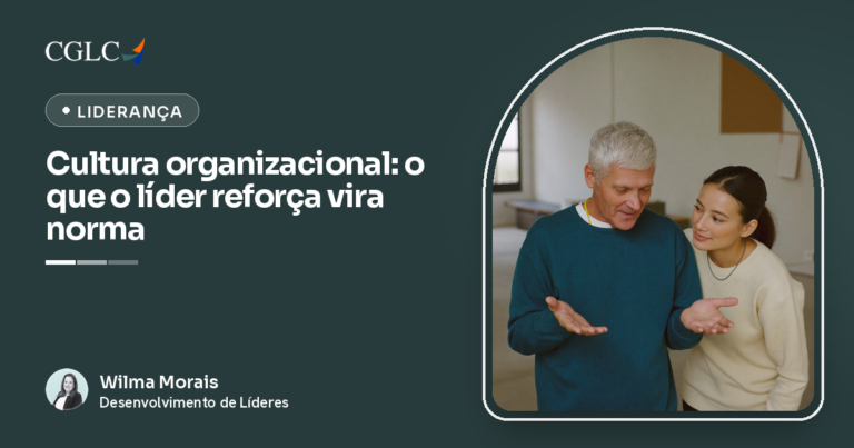 Capa do artigo, com fundo escuro de Liderança, a marca CGLC, o selo Liderança e o título Cultura organizacional: o que o líder reforça vira norma. À direita, dentro de um arco, um homem de meia-idade, de cabelo grisalho e suéter verde-azulado, gesticula com as duas palmas das mãos abertas para cima, como quem explica algo. Ao lado dele, uma mulher mais jovem, de cabelo escuro preso e suéter creme, com um colar fino, se inclina para ouvir com atenção, em ambiente interno claro. No rodapé, a assinatura de Wilma Morais, da CGLC.