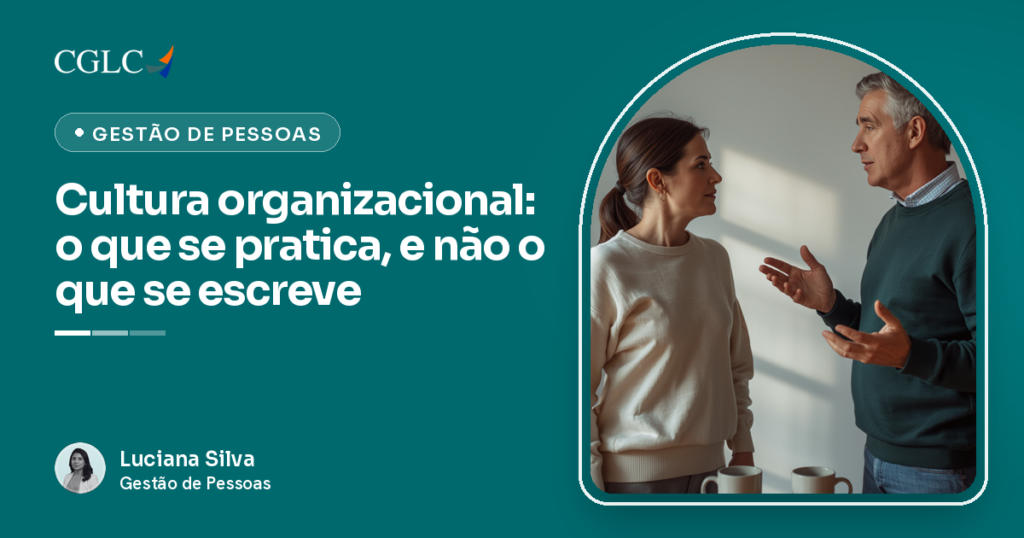 Capa do artigo, com fundo verde-azulado de Gestão de Pessoas, a marca CGLC, o selo Gestão de Pessoas e o título Cultura organizacional, que contrapõe o que se faz no dia a dia ao que se escreve. À direita, dentro de um arco, uma mulher de cabelo escuro preso e suéter creme ouve, de perfil, um homem grisalho de suéter verde-escuro que explica algo com as duas mãos abertas, diante de uma parede clara, com duas canecas na mesa em primeiro plano. No rodapé, a assinatura de Luciana Silva, da CGLC.