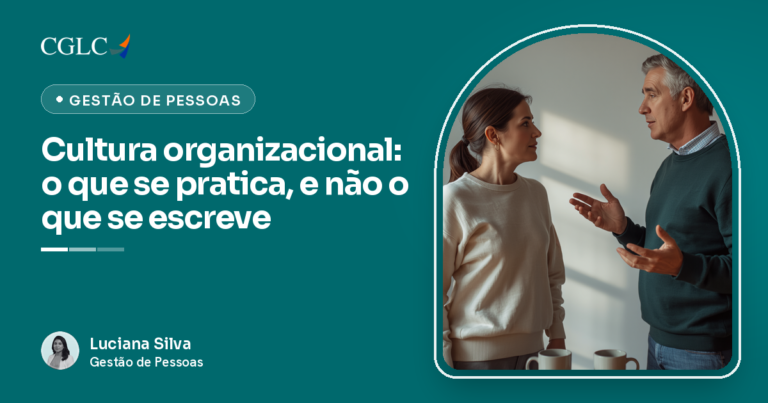 Capa do artigo, com fundo verde-azulado de Gestão de Pessoas, a marca CGLC, o selo Gestão de Pessoas e o título Cultura organizacional, que contrapõe o que se faz no dia a dia ao que se escreve. À direita, dentro de um arco, uma mulher de cabelo escuro preso e suéter creme ouve, de perfil, um homem grisalho de suéter verde-escuro que explica algo com as duas mãos abertas, diante de uma parede clara, com duas canecas na mesa em primeiro plano. No rodapé, a assinatura de Luciana Silva, da CGLC.