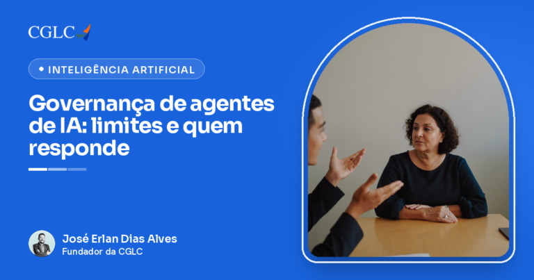 Homem jovem de terno escuro falando com as duas palmas das mãos abertas e mulher de meia-idade de blusa escura ouvindo com atenção, as mãos unidas sobre uma mesa de madeira clara, diante de uma parede lisa.