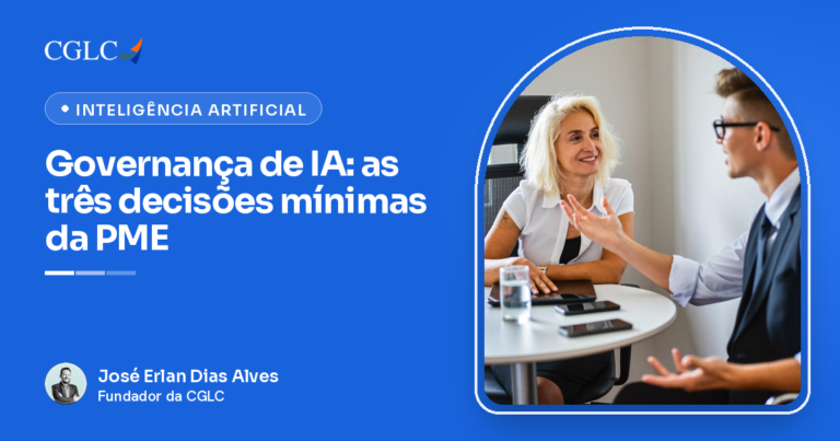 Capa do artigo, com fundo azul, a marca CGLC, o selo Inteligência Artificial e o título Governança de IA: as três decisões mínimas da PME. À direita, dentro de um arco, uma mulher de cabelo claro e blusa branca, sentada a uma mesa redonda, sorri e ouve um jovem de óculos e colete escuro que explica algo com as duas mãos abertas. Na mesa, um copo de água, um tablet e dois celulares. No rodapé, a assinatura de José Erlan Dias Alves, fundador da CGLC.