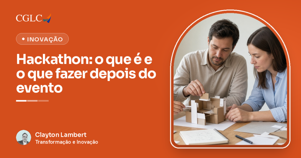 Capa do artigo, com fundo laranja de Inovação, a marca CGLC, o selo Inovação e o título Hackathon: o que é e o que fazer depois do evento. À direita, dentro de um arco, um homem de camisa de linho clara e uma mulher de camisa azul-clara, ambos olhando para baixo com atenção, montam juntos uma maquete de papelão e papel branco sobre uma mesa de madeira, com um caderno e uma caneta em primeiro plano. No rodapé, a assinatura de Clayton Lambert, da CGLC.