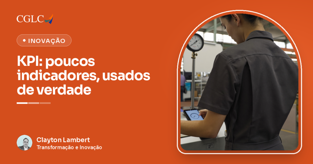 Capa do artigo, com fundo laranja de Inovação, a marca CGLC, o selo Inovação e o título KPI: poucos indicadores, usados de verdade. À direita, dentro de um arco, uma pessoa de cabelo escuro preso e macacão cinza-escuro é vista de costas e de lado, segurando um celular com a tela mostrando um mostrador circular simples. Ao fundo, desfocado, um mostrador analógico redondo preso a uma haste metálica, num galpão industrial com estrutura verde e janelas altas. No rodapé, a assinatura de Clayton Lambert, da CGLC.