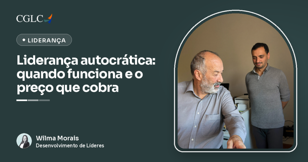 Gestor mais velho dando uma instrução direta, apontando para fora do quadro, com um funcionário em pé ao lado ouvindo em silêncio