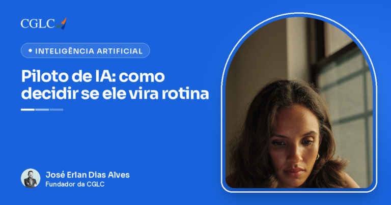 Mulher jovem de cabelo castanho ondulado, diante de uma janela de caixilho escuro, com a cabeça levemente inclinada e o olhar na câmera, expressão séria de quem pondera uma decisão