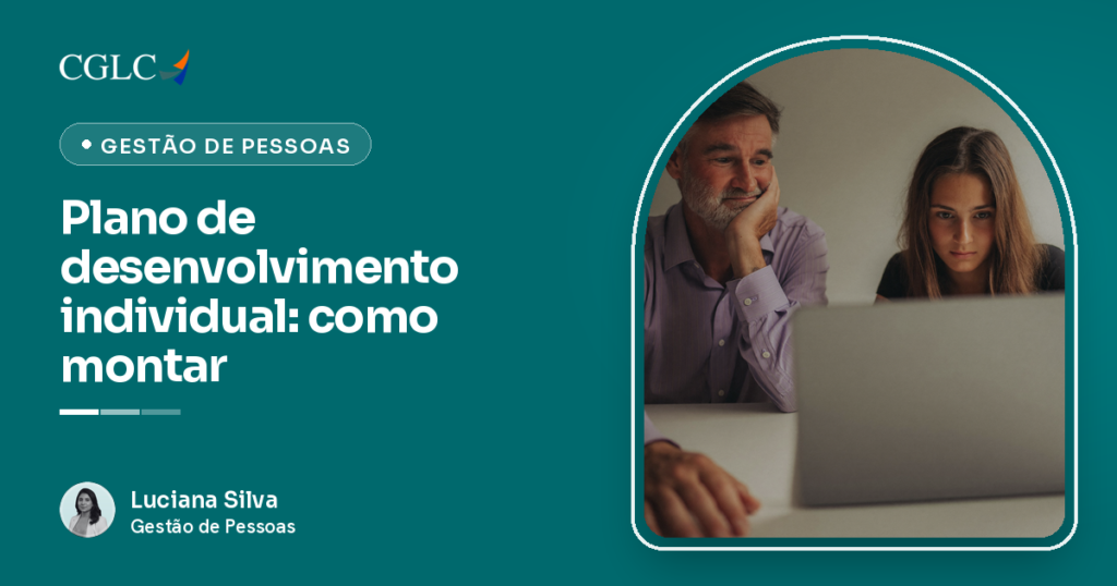 Gestor mais velho e analista jovem sentados lado a lado, olhando juntos para a tela de um notebook, com o queixo dele apoiado na mão