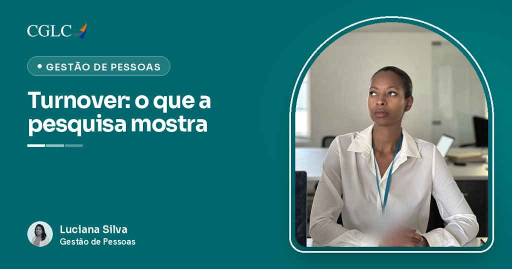 Capa do artigo, com fundo verde-petróleo de Gestão de Pessoas, a marca CGLC, o selo Gestão de Pessoas e o título Turnover: o que a pesquisa mostra. À direita, dentro de um arco, uma mulher negra de cabelo preso e blusa branca de colarinho aberto está sentada a uma mesa clara, com as mãos entrelaçadas apoiadas na mesa, olhando pensativa para o lado. Um cordão fino azul-petróleo, sem crachá, aparece sobre a blusa. Ao fundo, um escritório desfocado com janela, porta de vidro e uma tela clara sobre uma mesa. No rodapé, a assinatura de Luciana Silva, da CGLC.