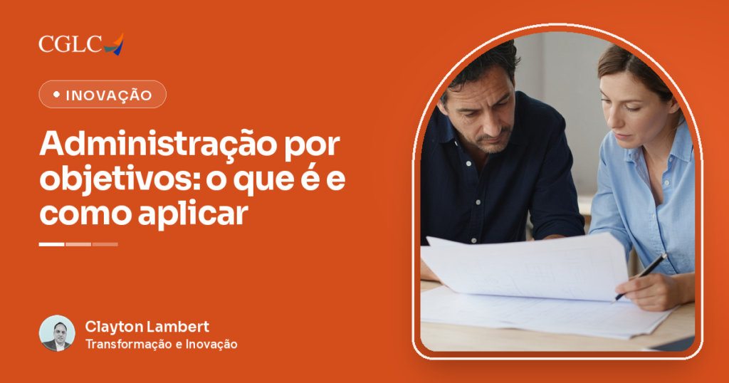 Capa em laranja com a marca CGLC e o título Administração por objetivos. Um homem e uma mulher olham juntos para uma folha de plano sobre a mesa, e ela segura uma caneta.
