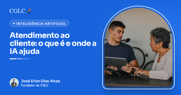 Capa em azul com a marca CGLC, o selo Inteligência Artificial e o título Atendimento ao cliente: o que é e onde a IA ajuda, assinada por José Erlan Dias Alves. Numa oficina de bicicletas, um jovem de camiseta azul-marinho segura um tablet e explica algo a uma senhora de cabelos grisalhos e blusa clara, que aponta para a tela.