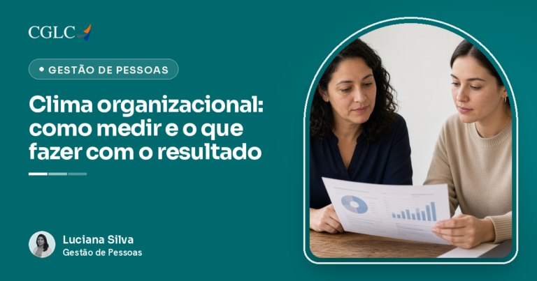 Capa em verde-azulado com a marca CGLC e o título Clima organizacional. Duas mulheres sentadas à mesa leem juntas um relatório impresso com gráficos de pizza e de barras.