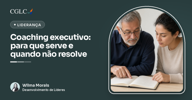 Capa do artigo, com fundo verde-escuro, a marca CGLC, o selo Liderança e o título "Coaching executivo: para que serve e quando não resolve". À direita, dentro de um arco, um homem de cabelo grisalho, barba e óculos, de camisa azul-marinho, aponta com o dedo para uma página de um caderno aberto sobre uma mesa de madeira, enquanto uma mulher de cabelo escuro preso e blusa bege acompanha a leitura. No rodapé, a assinatura de Wilma Morais, Desenvolvimento de Líderes.