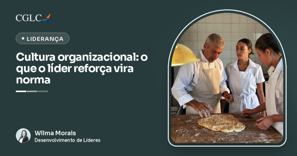 Capa do artigo, com fundo escuro de Liderança, a marca CGLC, o selo Liderança e o título Cultura organizacional: o que o líder reforça vira norma. À direita, dentro de um arco, a cozinha de uma pequena padaria com parede de azulejos brancos: um homem de cabelo grisalho, de dólmã branco e avental bege, estende com as próprias mãos uma massa de pão sobre a mesa de madeira enfarinhada, enquanto duas jovens de avental branco observam de perto, uma delas com a mão apoiada na mesa. No rodapé, a assinatura de Wilma Morais, da CGLC.
