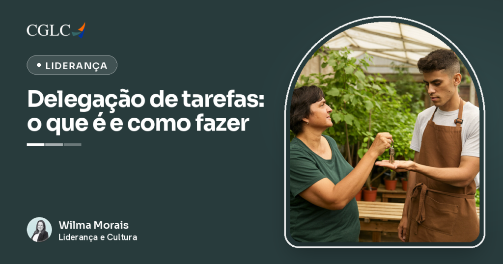 Capa em verde-escuro com a marca CGLC, o selo Liderança e o título Delegação de tarefas: o que é e como fazer, assinada por Wilma Morais. Em um viveiro de plantas coberto, uma mulher de cabelo curto e camiseta verde coloca um molho de chaves na palma aberta de um jovem de camiseta cinza e avental marrom, que olha para as chaves.