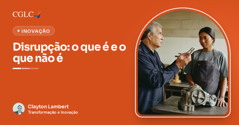 Capa em laranja com a marca CGLC, o selo Inovação e o título Disrupção: o que é e o que não é, assinada por Clayton Lambert. Numa oficina mecânica, um homem grisalho de camisa azul-marinho examina de perto uma peça metálica pequena e simples, enquanto uma jovem de camiseta cinza e avental escuro, com a mão ao lado de um conjunto de engrenagens grande e pesado sobre a bancada, observa a reação dele.