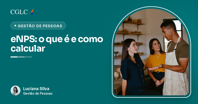Capa em verde-petróleo com a marca CGLC, o selo Gestão de Pessoas e o título eNPS: o que é e como calcular, assinada por Luciana Silva. Num ateliê de cerâmica com prateleiras de potes, uma mulher de camisa azul-marinho ouve um jovem de camiseta verde-oliva e avental manchado de argila, que explica com a palma da mão aberta; ao lado, uma mulher de camiseta amarela acompanha a conversa.
