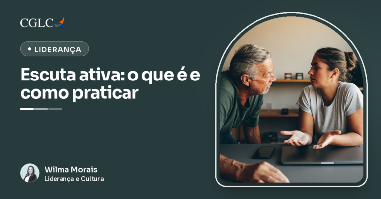 Capa em verde-petróleo com a marca CGLC, o selo Liderança e o título Escuta ativa: o que é e como praticar, assinada por Wilma Morais. Em uma mesa com um celular e um notebook fechado, um homem de cabelos grisalhos e camisa verde-musgo inclina-se para ouvir uma mulher de camiseta cinza e coque, que fala com as mãos abertas.