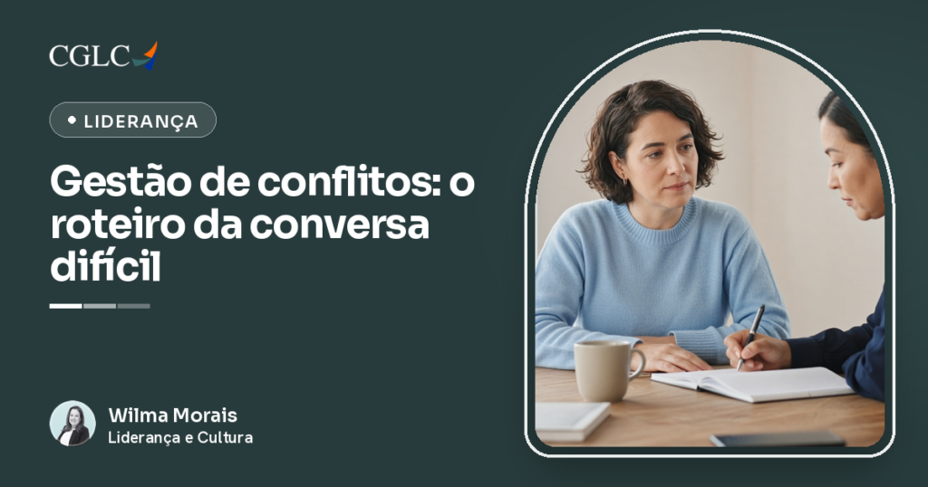 Capa em verde-escuro com a marca CGLC e o título Gestão de conflitos. Duas mulheres conversam à mesa: uma, de suéter azul, escuta atenta, e a outra anota num caderno.