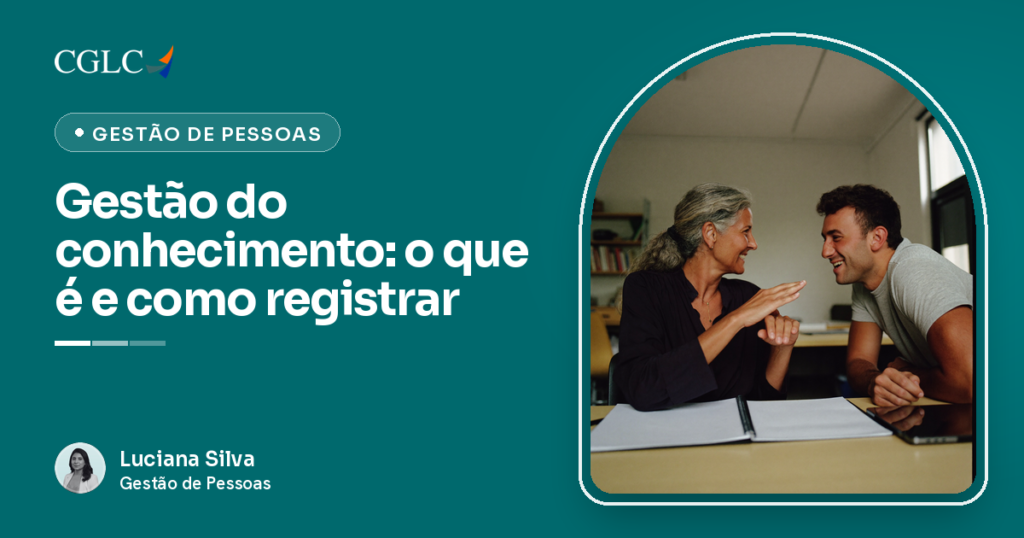Capa em verde-petróleo com a marca CGLC, o selo Gestão de Pessoas e o título Gestão do conhecimento: o que é e como registrar, assinada por Luciana Silva. À mesa, diante de um caderno aberto em branco, uma mulher de cabelos grisalhos e blusa escura gesticula com as mãos enquanto explica algo, e um homem de camiseta cinza, inclinado sobre a mesa, a ouve sorrindo.