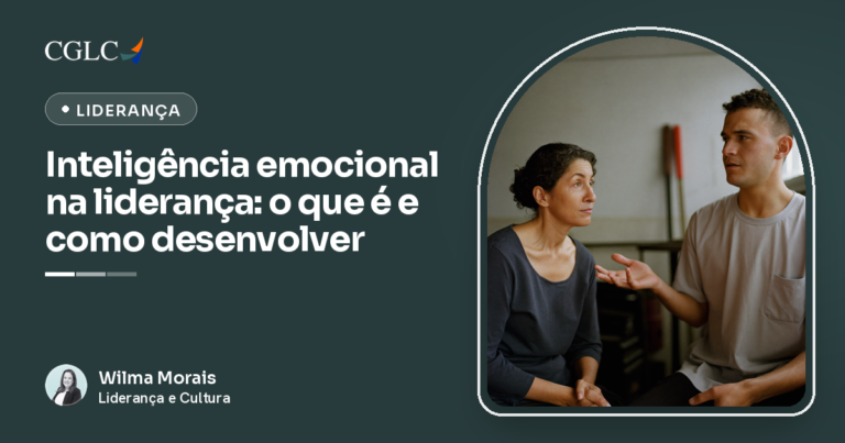 Capa em verde-escuro com a marca CGLC, o selo Liderança e o título Inteligência emocional na liderança: o que é e como desenvolver, assinada por Wilma Morais. Numa sala de trabalho de parede clara, um jovem de camiseta cinza fala gesticulando com a mão aberta, enquanto uma mulher de cabelo escuro preso e blusa cinza-escura, sentada ao lado dele, o escuta com atenção, de mãos entrelaçadas.