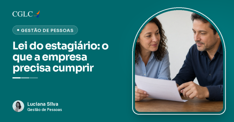 Capa do artigo, com fundo verde-azulado, a marca CGLC, o selo Gestão de Pessoas e o título "Lei do estagiário: o que a empresa precisa cumprir". À direita, dentro de um arco, uma mulher de cabelo cacheado segura uma folha enquanto um homem de camisa azul-marinho aponta para ela. Os dois estão sentados à mesa de madeira. No rodapé, a assinatura de Luciana Silva.