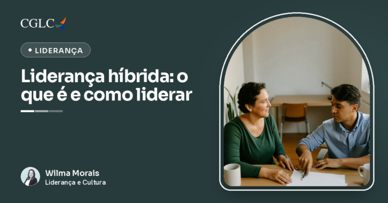 Capa em verde-azulado com a marca CGLC, o selo Liderança e o título Liderança híbrida: o que é e como liderar, assinada por Wilma Morais. Em uma sala clara, uma mulher de cabelo curto e cacheado e blusa verde escuta, com um leve sorriso, um rapaz de camisa azul-clara que aponta com a caneta para uma folha de papel em branco sobre a mesa de madeira. Há duas canecas brancas na mesa e, ao fundo, uma mesa vazia com uma cadeira.