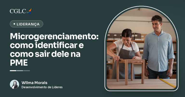 Capa em verde-azulado escuro, assinada por Wilma Morais, com a marca CGLC e o título “Microgerenciamento: como identificar e como sair dele na PME”. Numa marcenaria, uma mulher de avental cinza lixa a perna de um banco de madeira enquanto um homem de camisa azul-clara, com as mãos soltas ao lado do corpo, a observa com leve sorriso, sem tocar na peça.