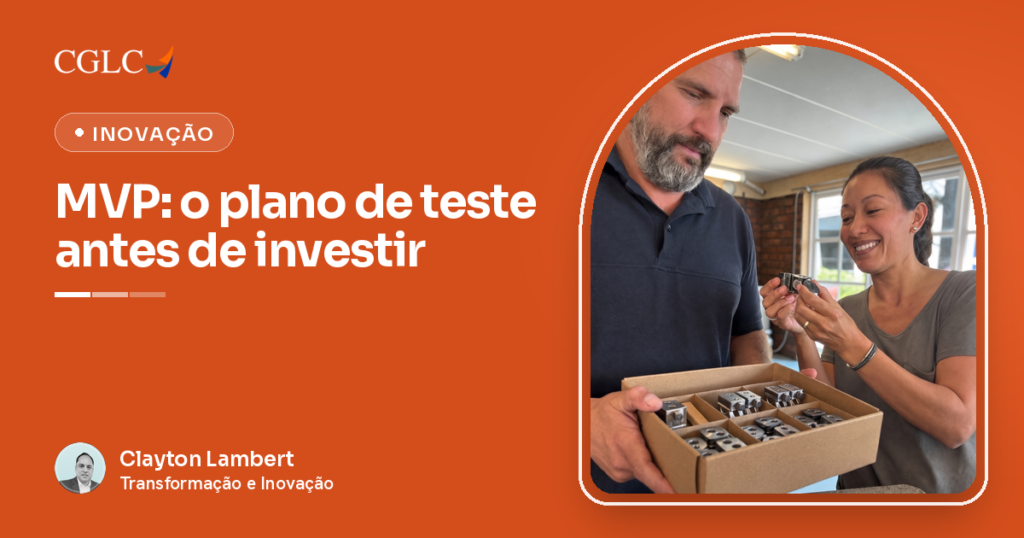 Capa em laranja com a marca CGLC, a etiqueta Inovação e o título MVP: o plano de teste antes de investir. Num arco à direita, numa oficina, um homem de barba e camisa polo azul-marinho segura uma caixa de papelão com pequenas peças de metal, enquanto uma mulher de camiseta cinza sorri ao examinar de perto uma das peças.