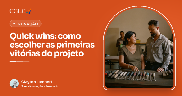 Capa em laranja, assinada por Clayton Lambert, com a marca CGLC e o título “Quick wins: como escolher as primeiras vitórias do projeto”. Uma mulher de camiseta verde-oliva aponta com o dedo para ferramentas enfileiradas em ordem sobre uma bancada de oficina, e ao lado dela um homem de camisa cinza, de cabeça baixa, olha para a bancada.