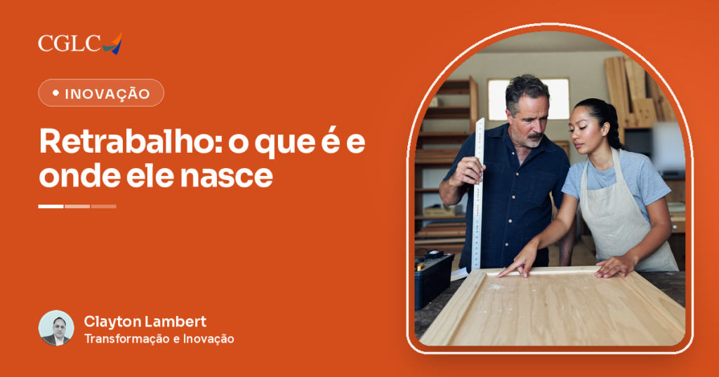 Capa em laranja com a marca CGLC, o selo Inovação e o título Retrabalho: o que é e onde ele nasce, assinada por Clayton Lambert. Em uma marcenaria, um homem grisalho de camisa azul-marinho segura uma régua de pé enquanto uma jovem de avental bege aponta a borda de uma porta de armário de madeira sobre a bancada, os dois olhando de perto.